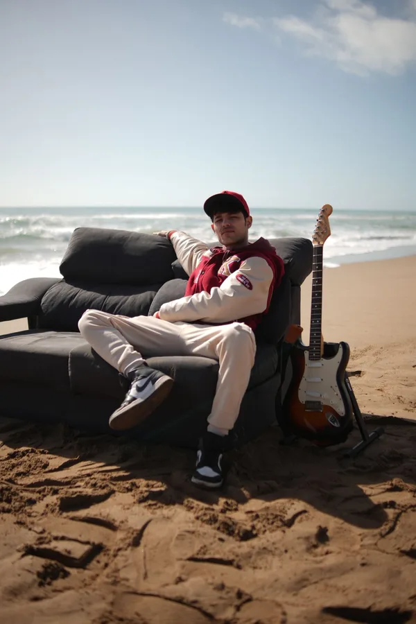 Musniac en la playa con su guitarra eléctrica