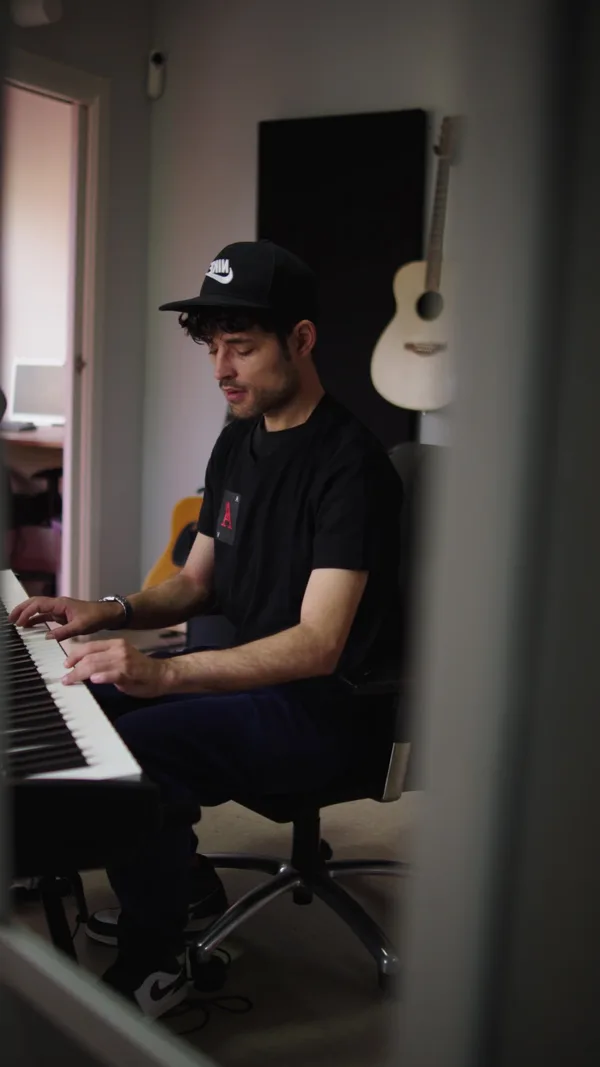Musniac tocando el piano en AS Estudio