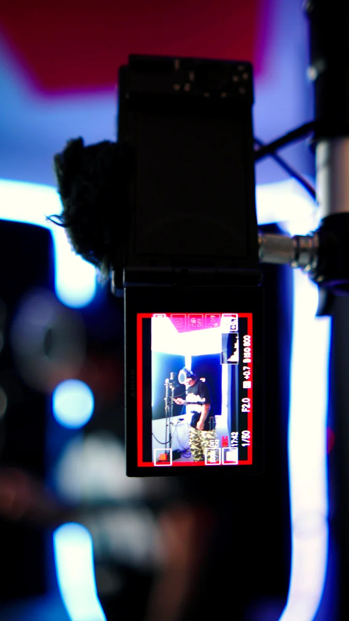 Una cámara grabando la sesión desde fuera de la cabina