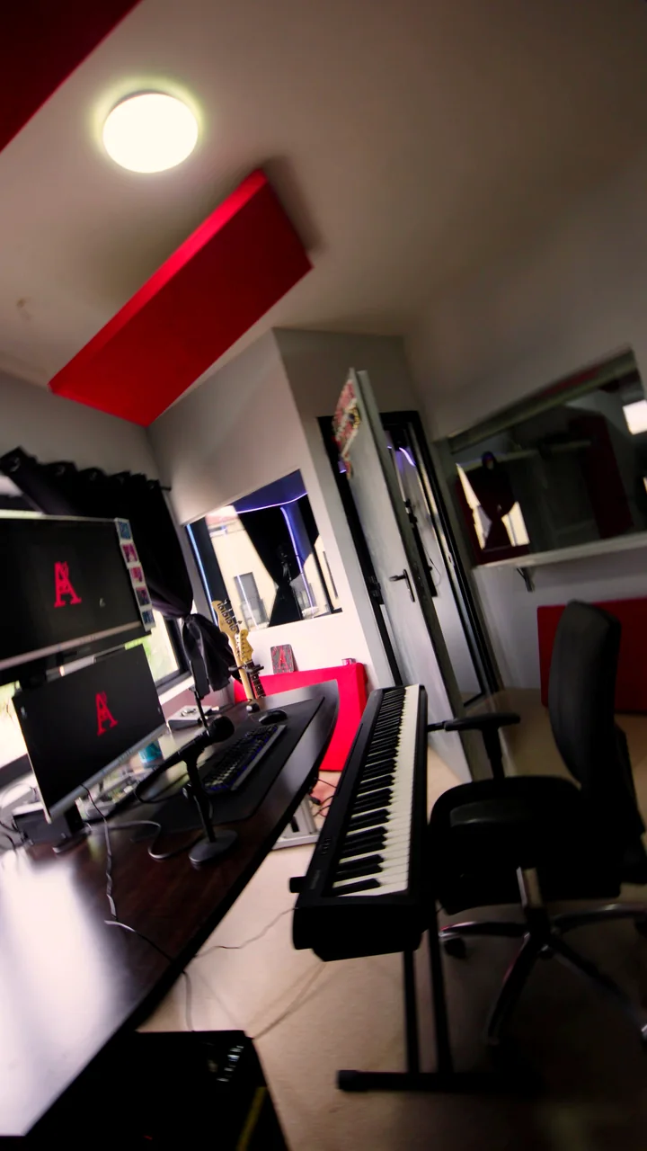 La sala de control de AS Estudio con los paneles rojos