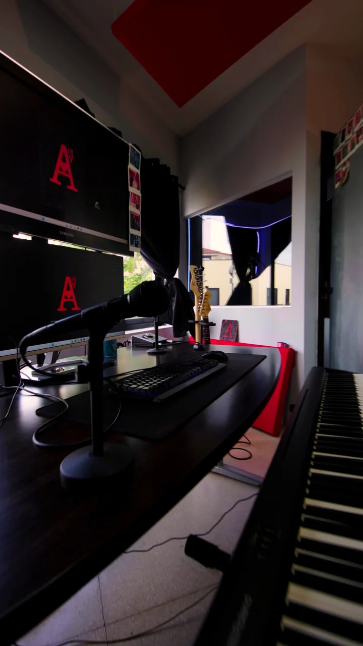 La mesa de producción con el logo de AS Estudio en las pantallas