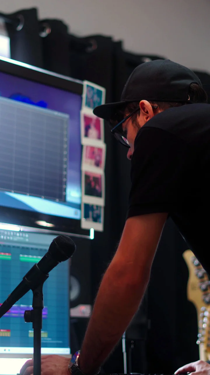 Musniac produciendo en la mesa del estudio