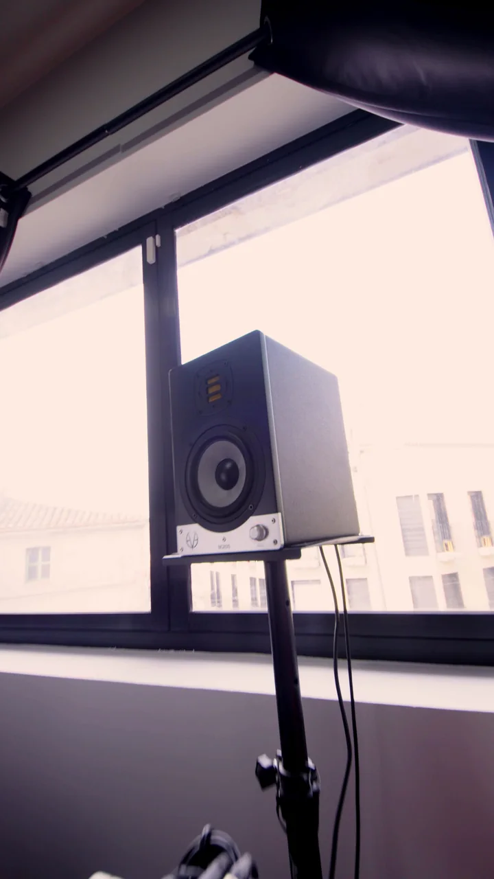 Un monitor de estudio junto a la ventana